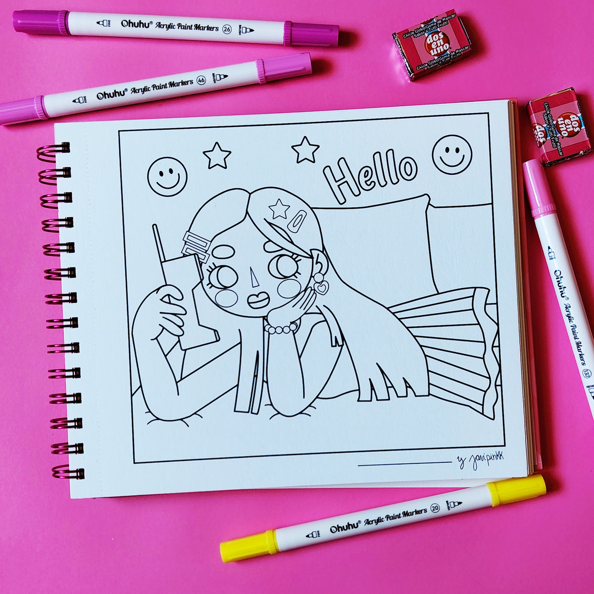 Página del libro para colorear Chicle Rosa de Javipinkk con una chica sosteniendo una bebida, rodeada de marcadores sobre fondo rosa.
