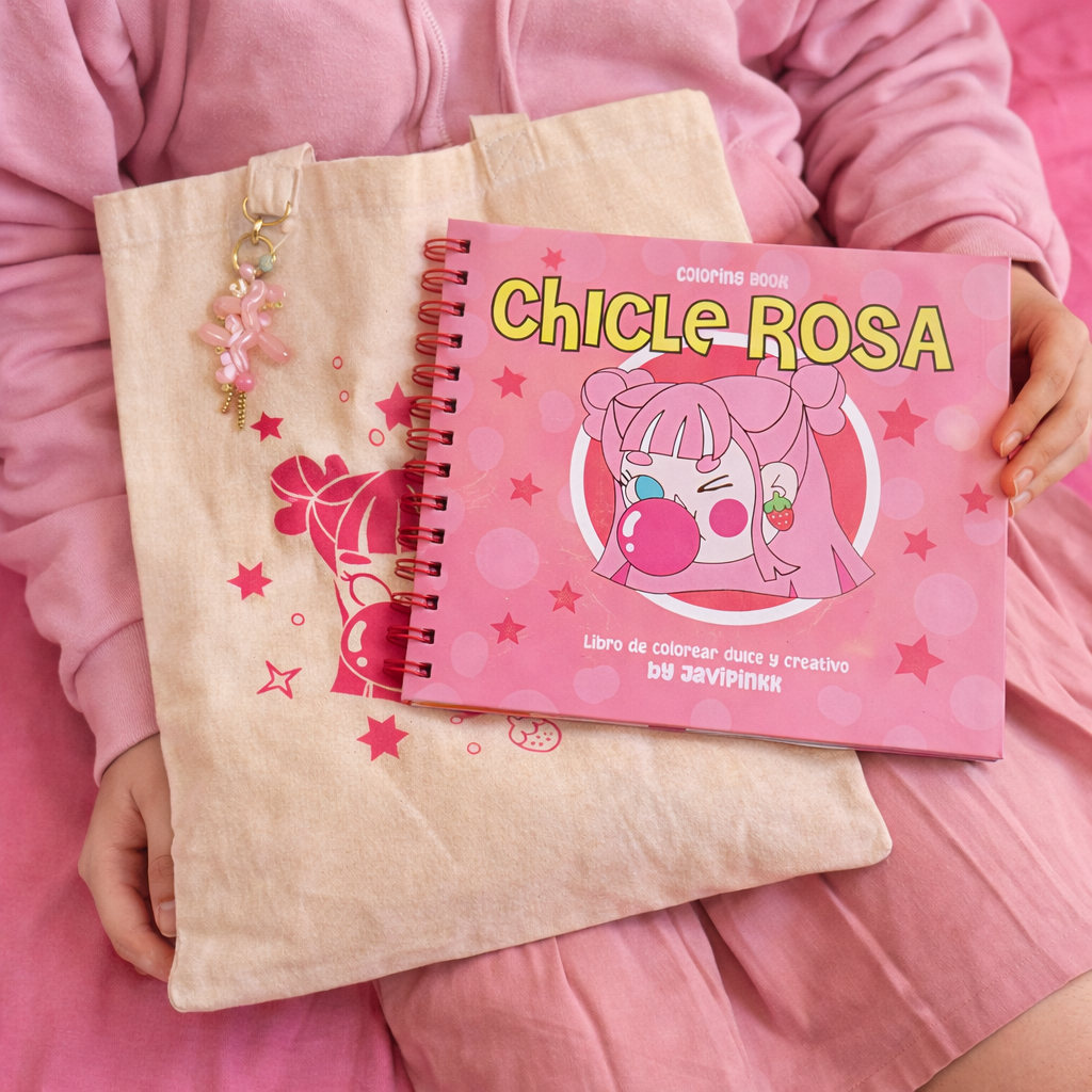 Persona vestida de rosa sostiene el libro para colorear Chicle Rosa sobre una totebag beige ilustrada de Javipinkk.