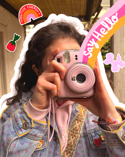 ilustración en fotografia con camara de fotos fuji film, tonos rosa y sticker de frutilla