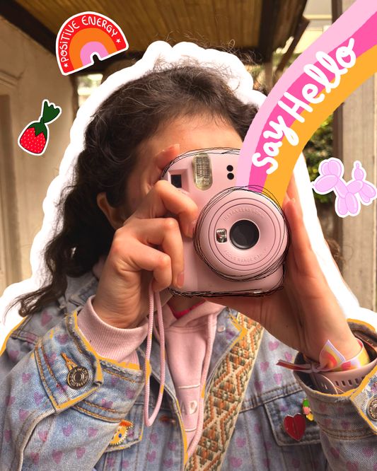 ilustración en fotografia con camara de fotos fuji film, tonos rosa y sticker de frutilla